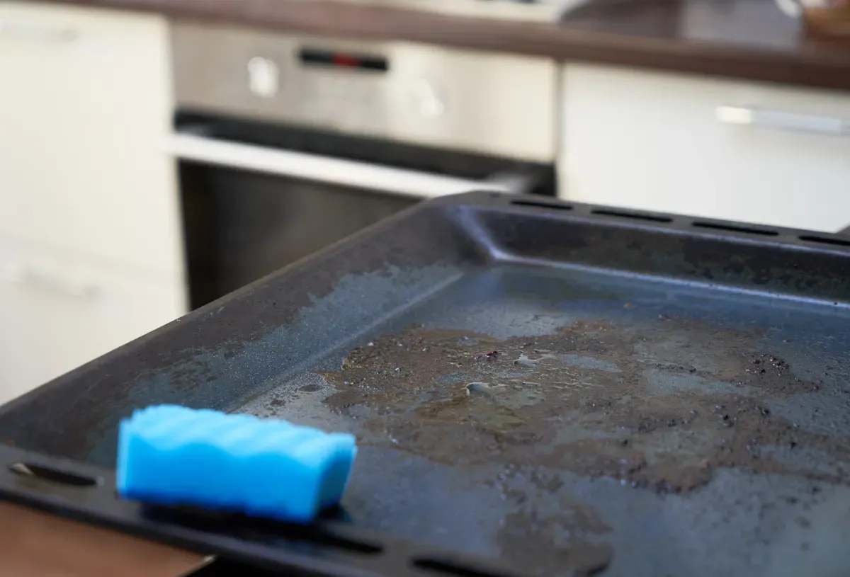 Die beste Methode, um fettige Backbleche wieder strahlen zu lassen